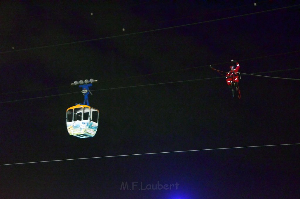 Einsatz BF Hoehenretter Koelner Seilbahn Hoehe Zoobruecke P2627.JPG